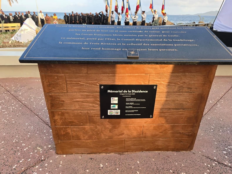 memorial dissidence antilles pixellisation tole perforee acianov 2