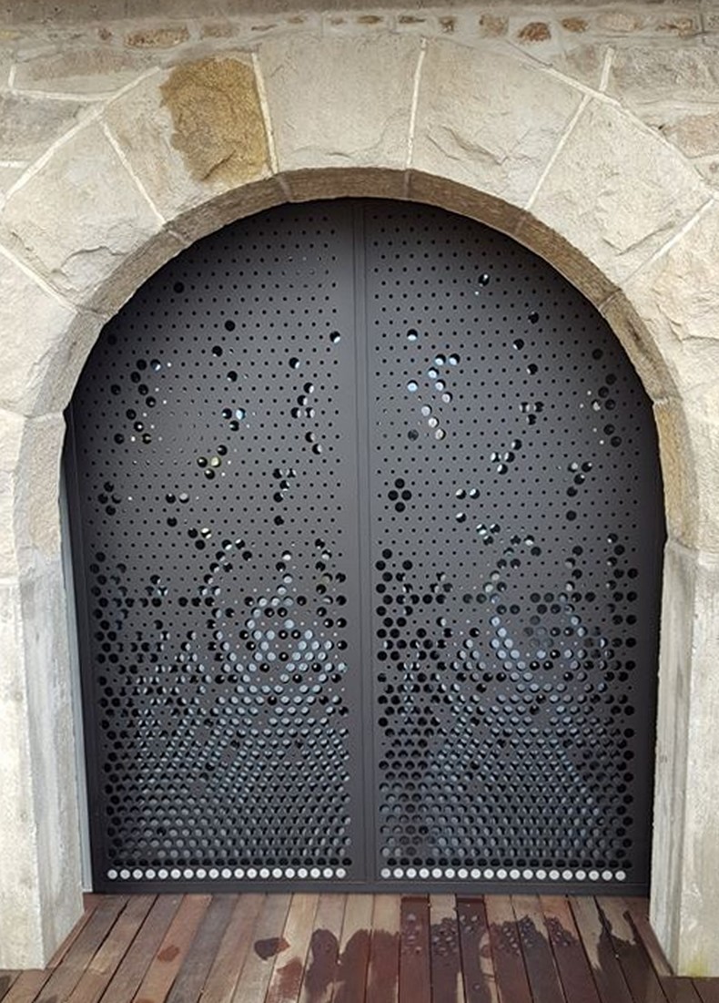 aurore tole perforee decorative volets coulissants 1
