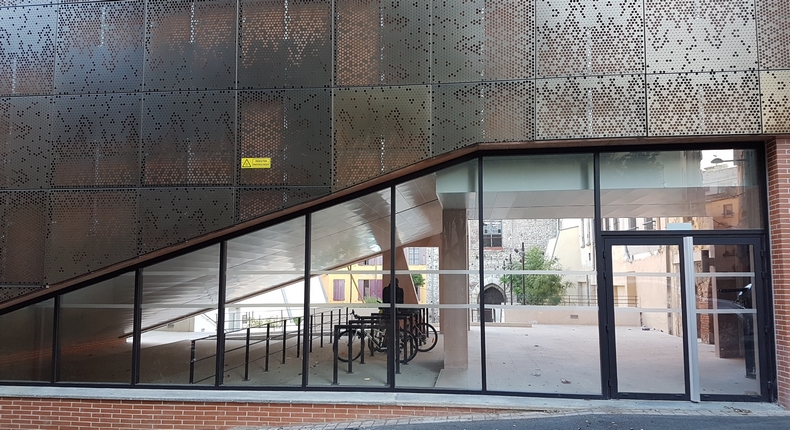 perpignan faade universite acianov tole perforee decorative aurore 3