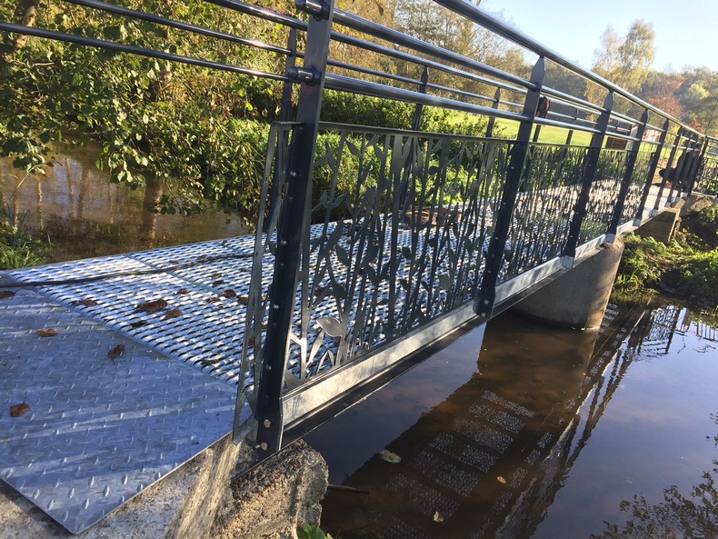 pontvallain passerelle motif vegetal decoupe acianov1